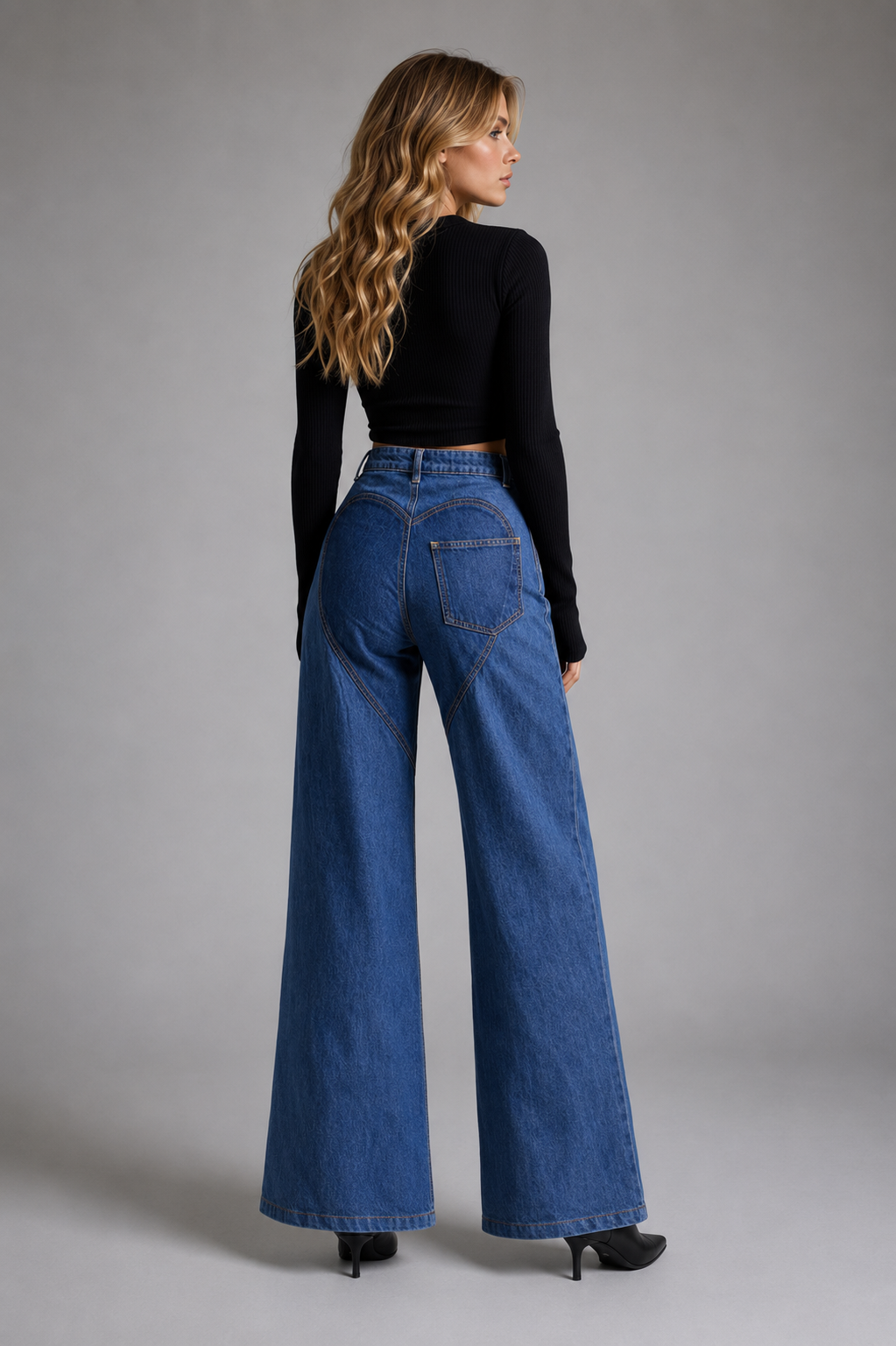 Jamila Modern high-waisted jeans with cutouts
