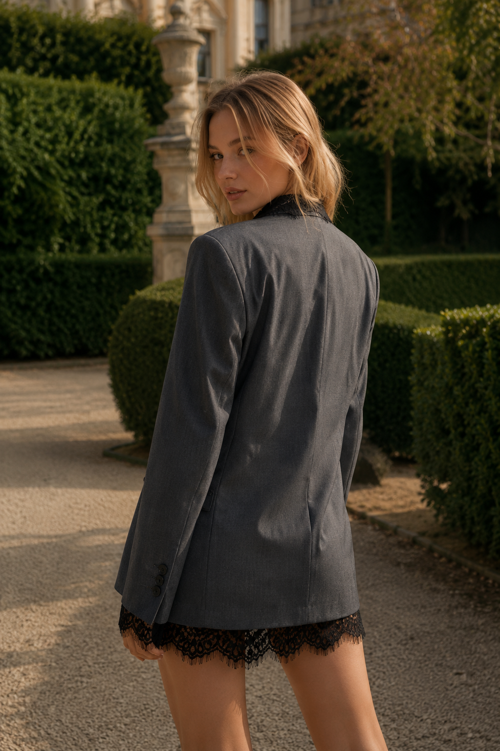 Dorra Elegant gray blazer with lace trim